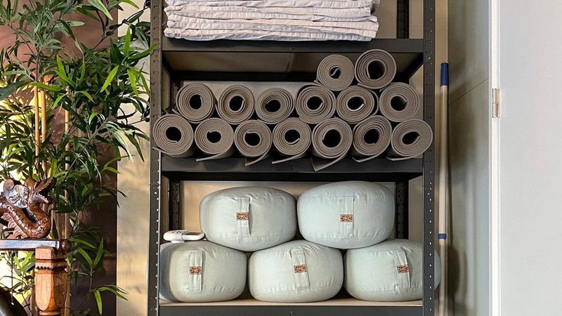 Matten en bolsters op een rek: het materiaal achter je aanbod