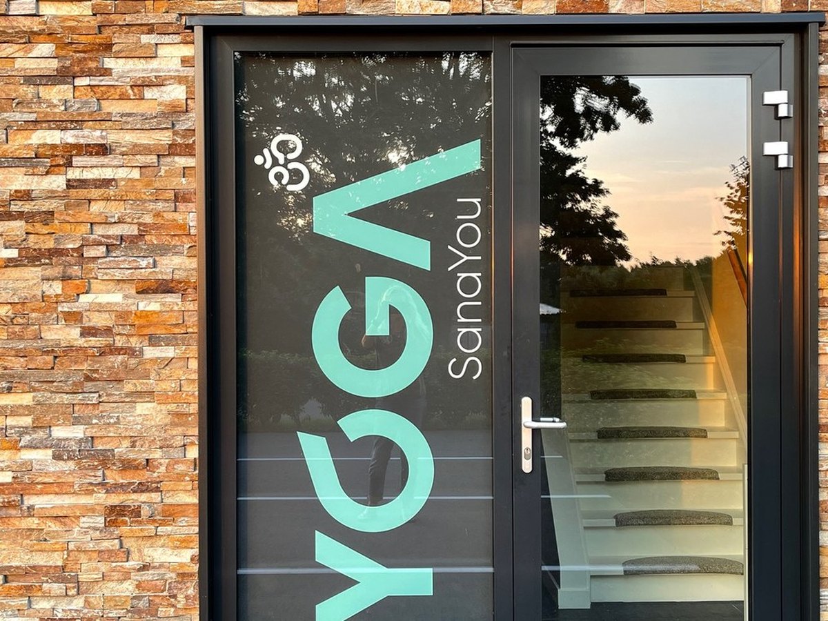 De entree met het YOGA-logo op de deur